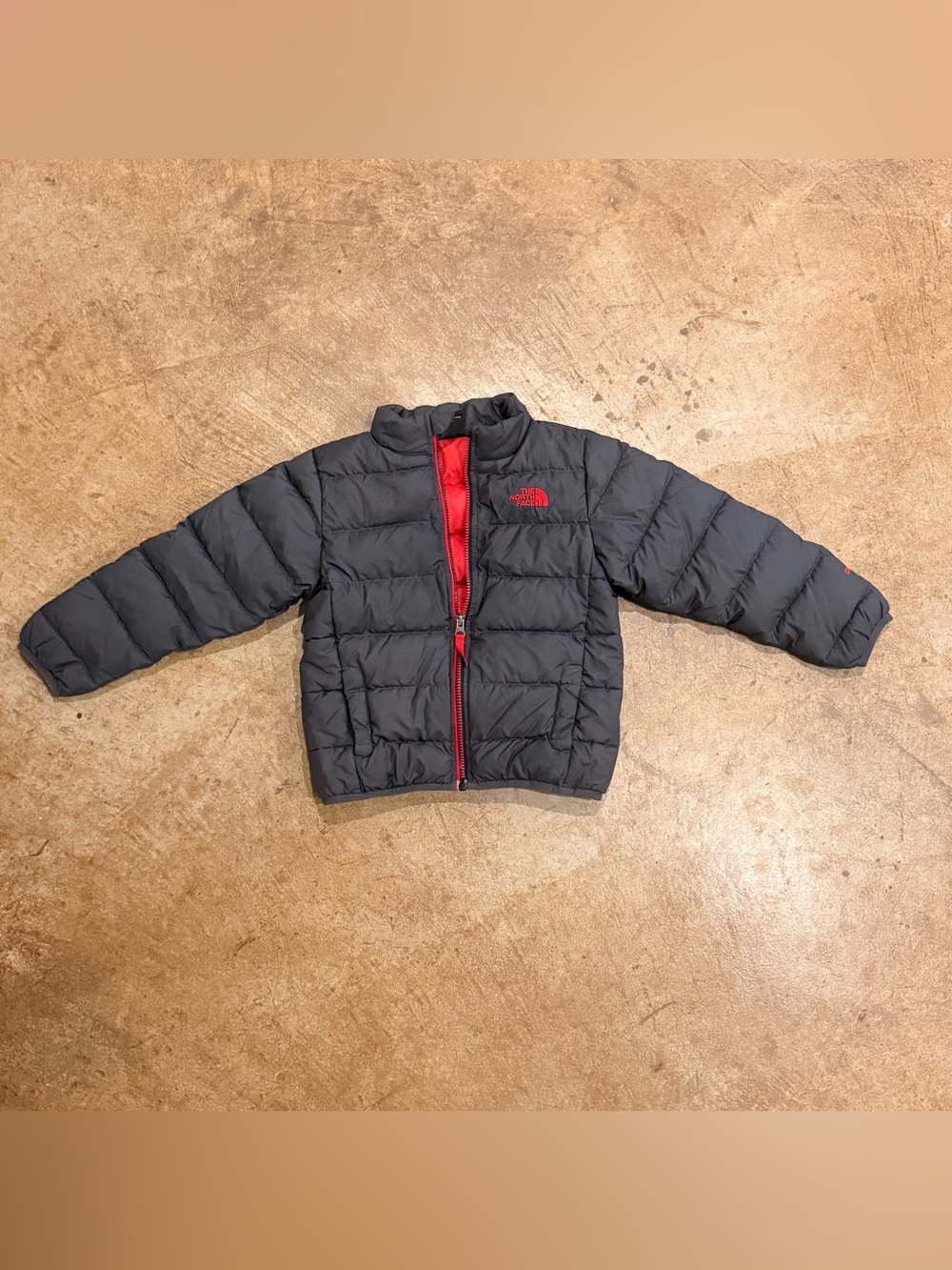 The North Face Boys’ Andes Jacket 550 goose down XS (6) gray and red puffer
